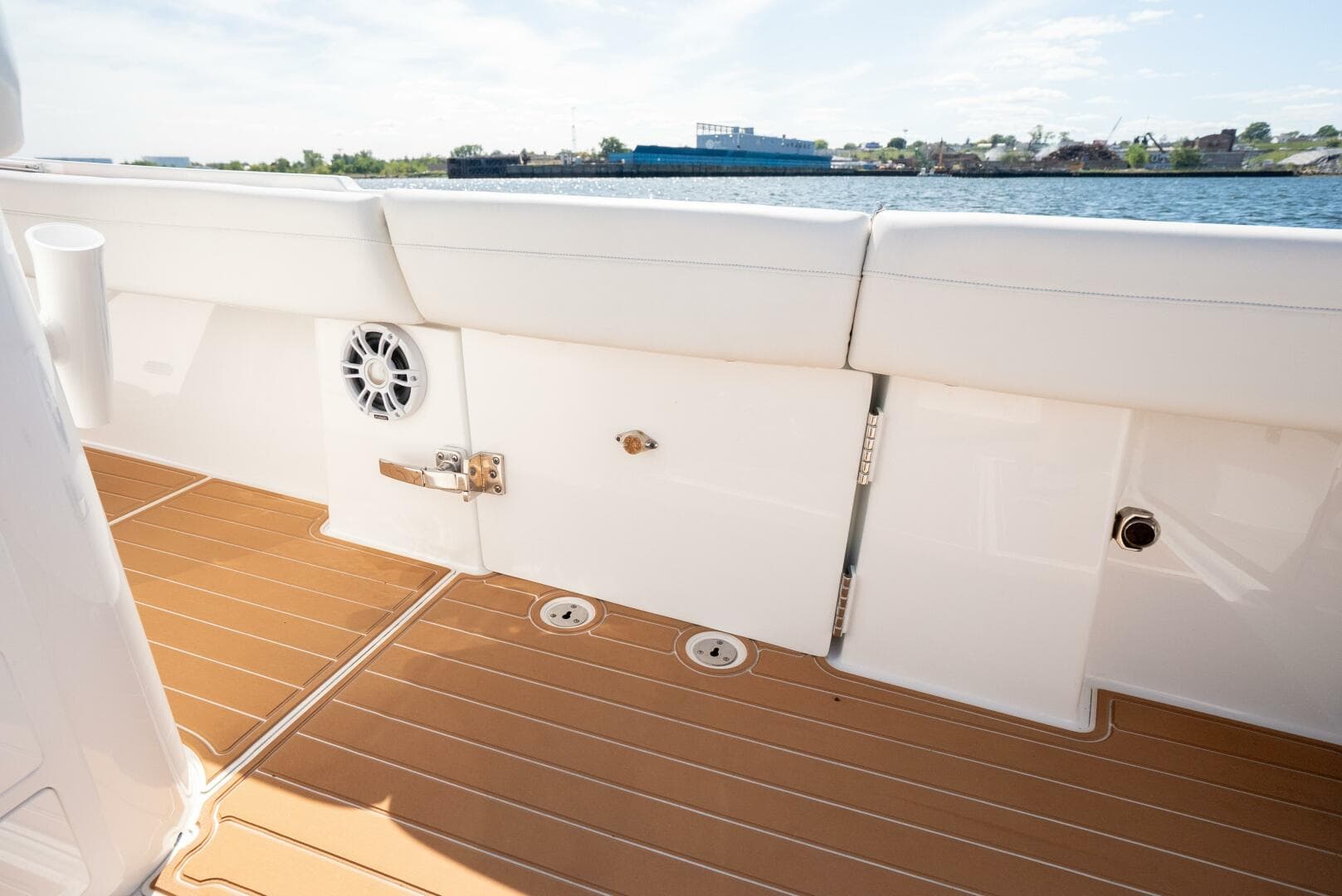 2021 Regulator 34 — photo 10