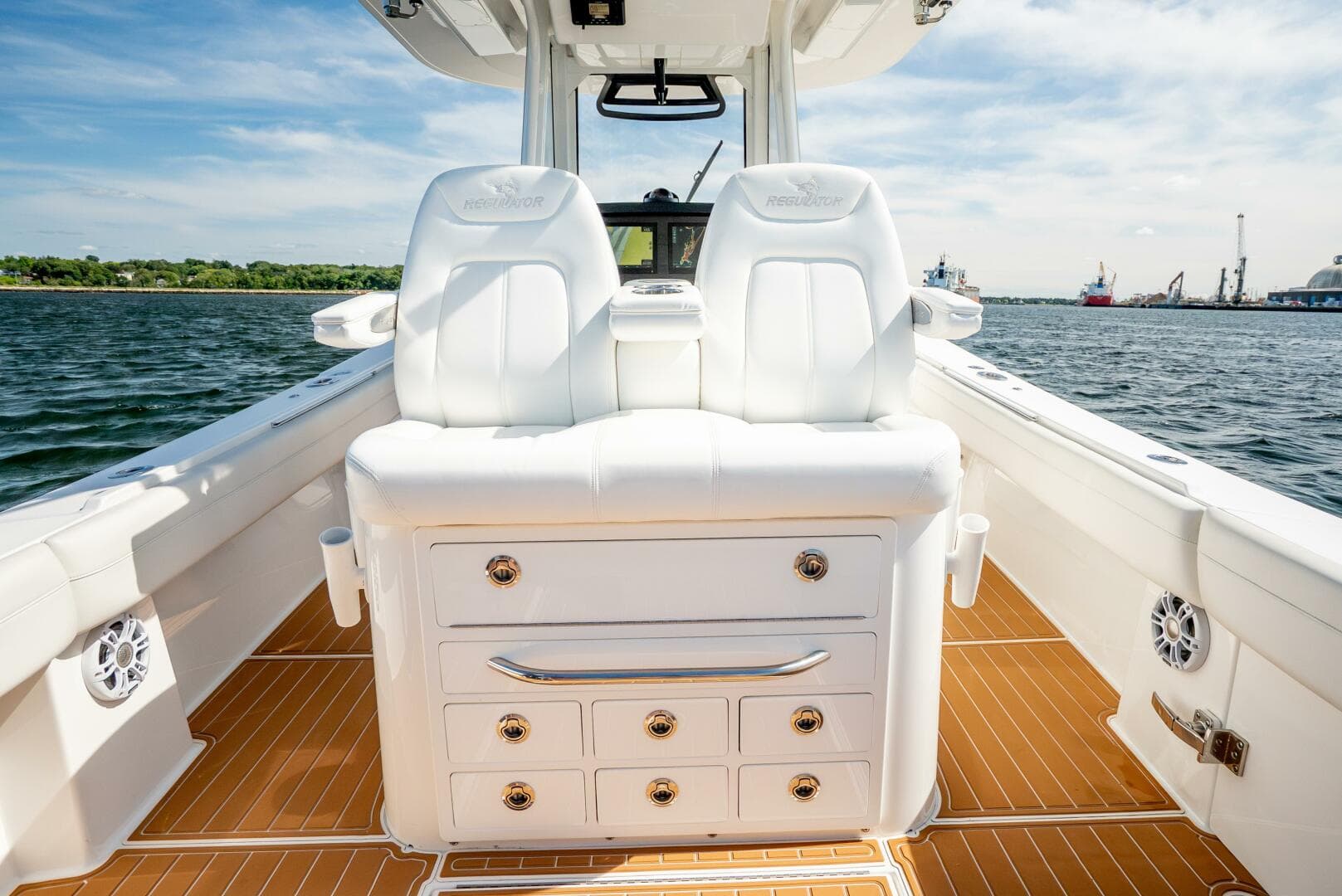 2021 Regulator 34 — photo 8