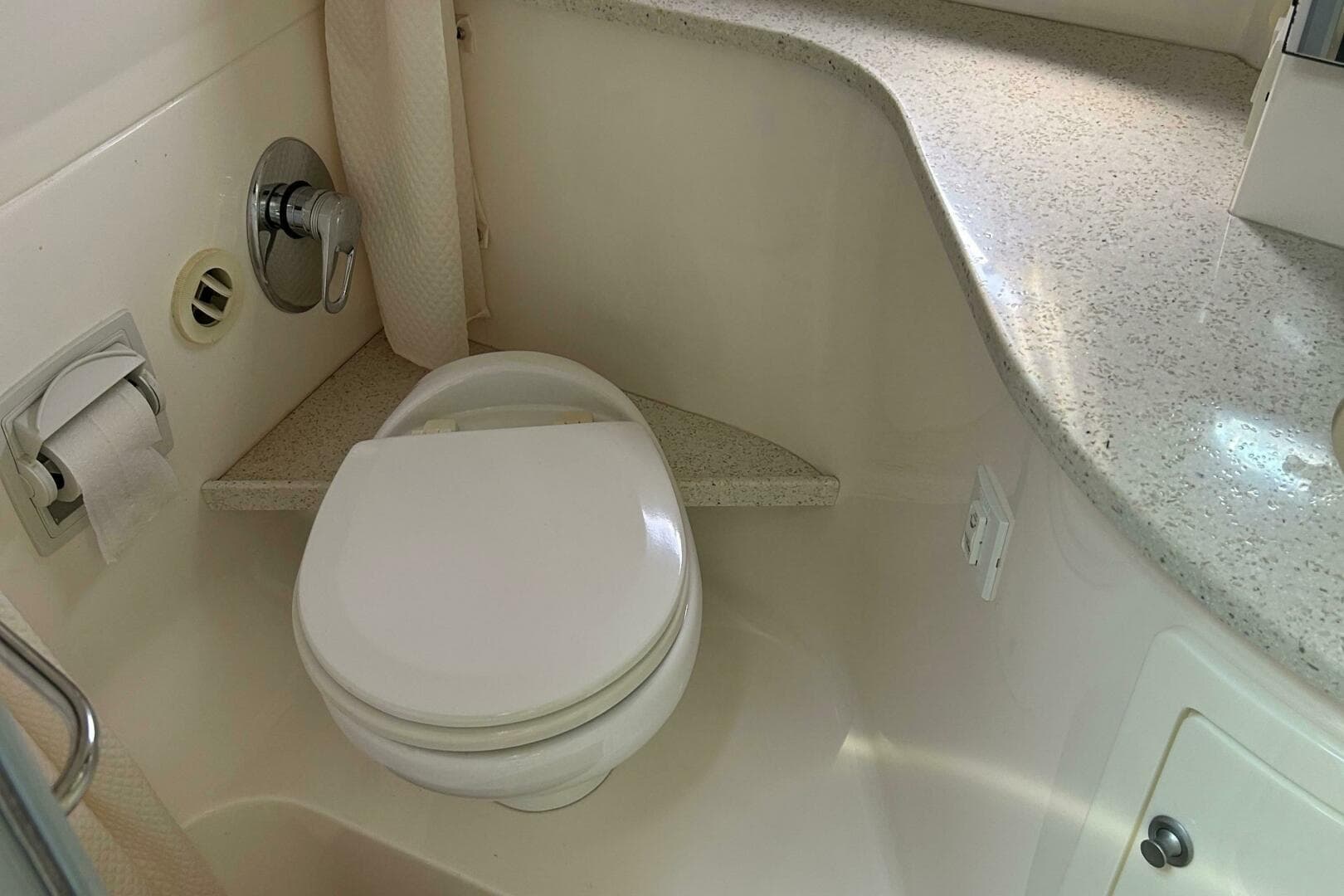 2016 Regal 35 Sport Coupe — photo 9