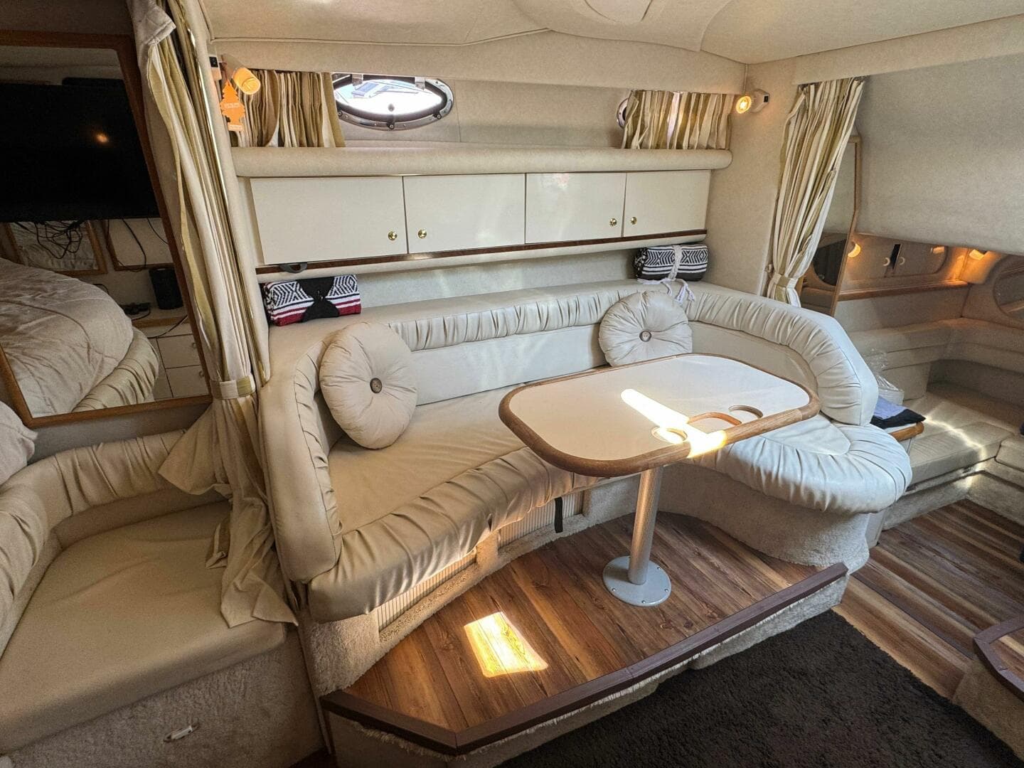 1997 Sea Ray 330 Sundancer — photo 5