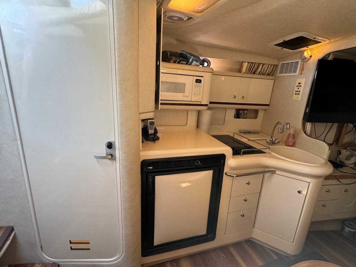 1997 Sea Ray 330 Sundancer — photo 17