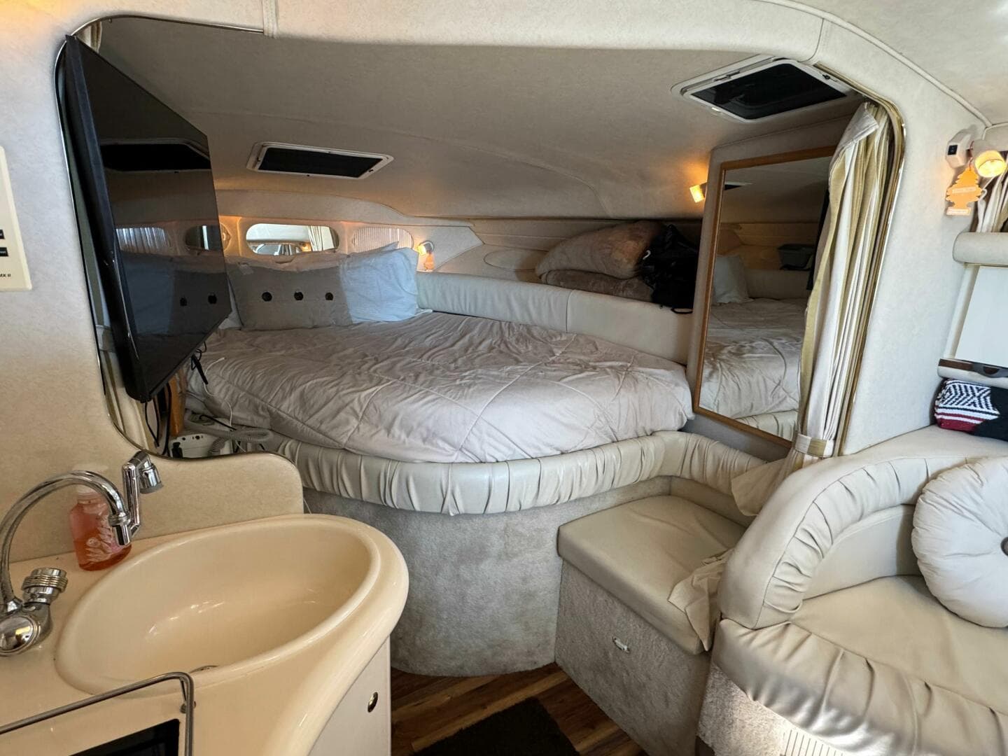 1997 Sea Ray 330 Sundancer — photo 4