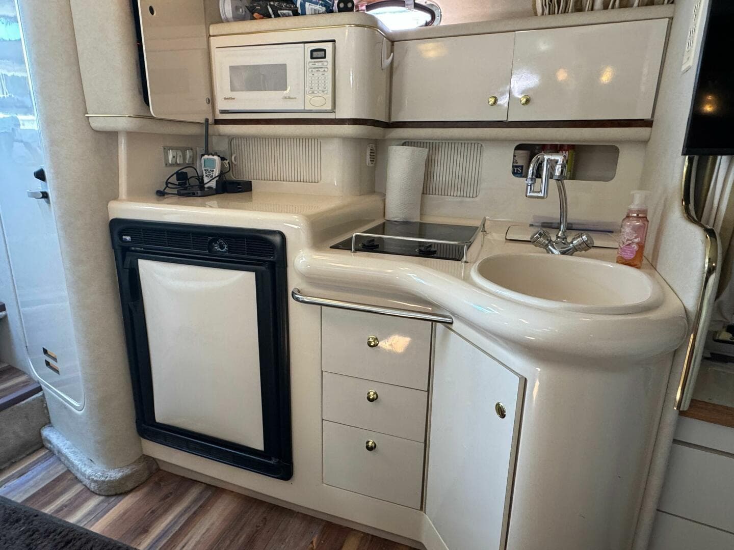 1997 Sea Ray 330 Sundancer — photo 18