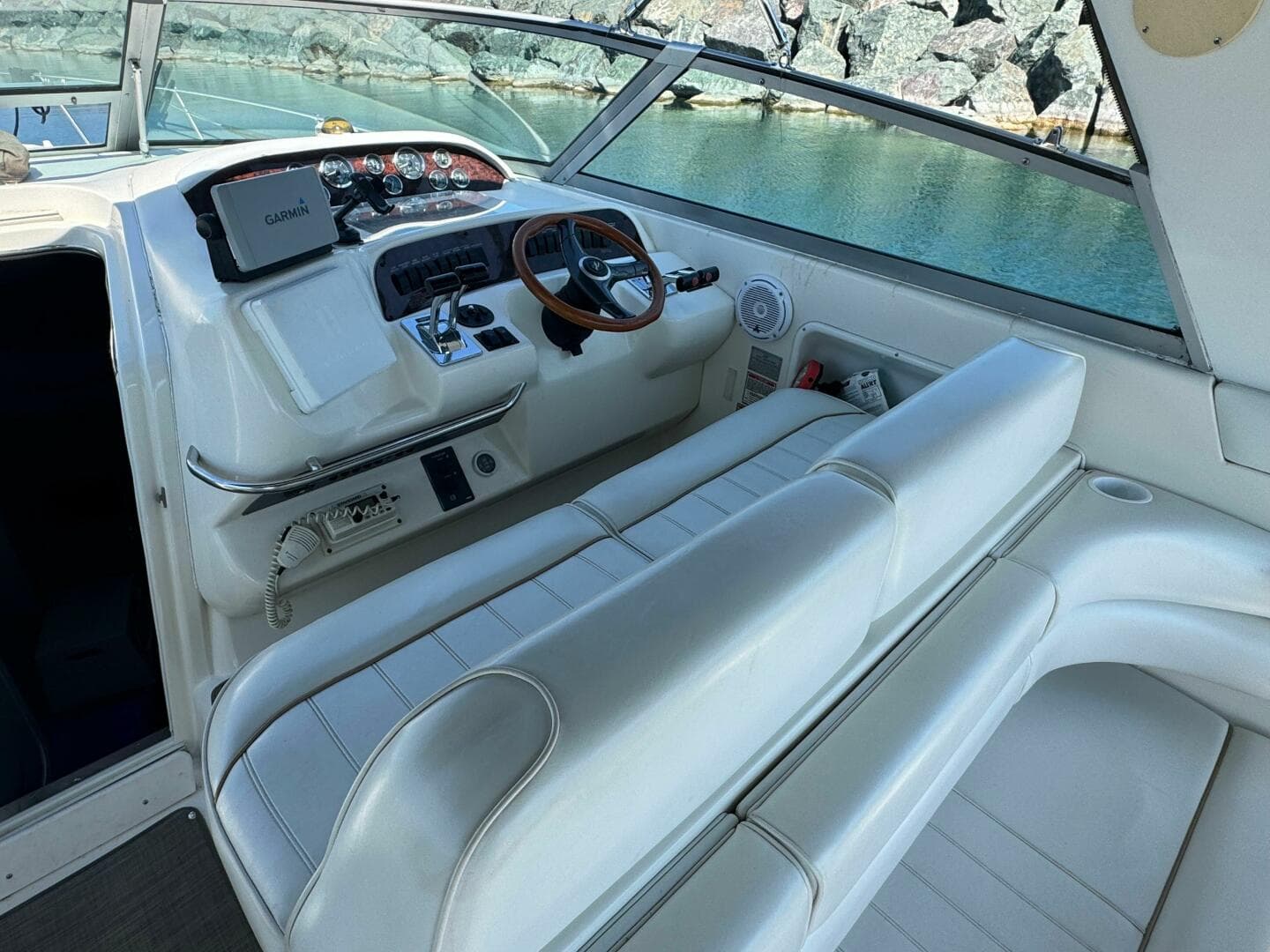 1997 Sea Ray 330 Sundancer — photo 11