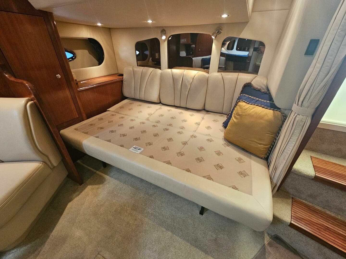 2004 Cruisers Yachts 370 Express — photo 19