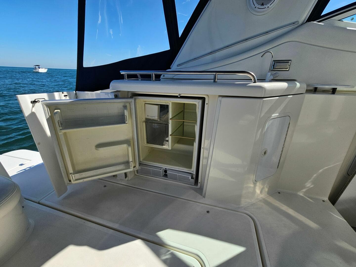 2004 Cruisers Yachts 370 Express — photo 13