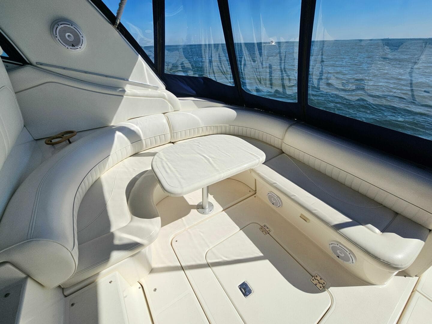 2004 Cruisers Yachts 370 Express — photo 9