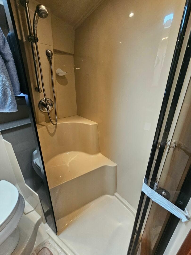 2004 Cruisers Yachts 370 Express — photo 21