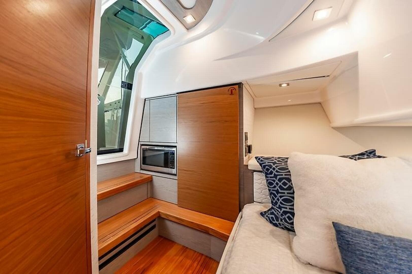 2023 Tiara Yachts 38 LS — photo 36