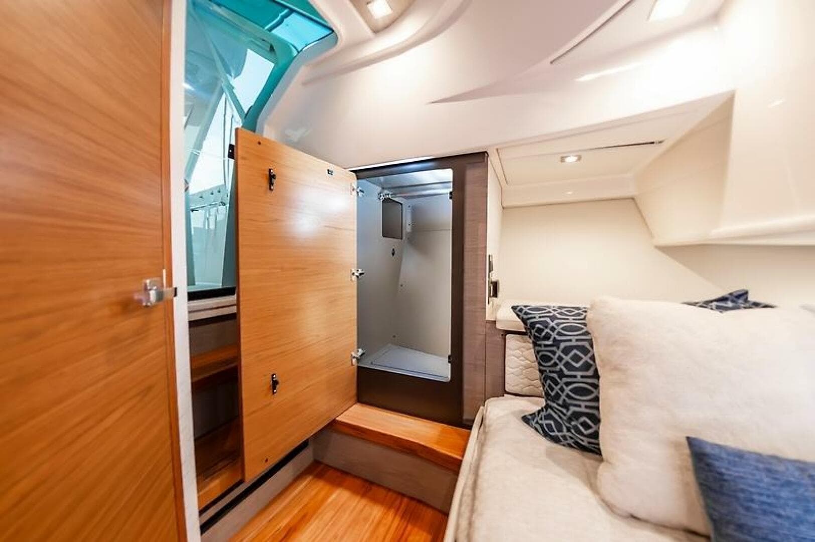 2023 Tiara Yachts 38 LS — photo 37