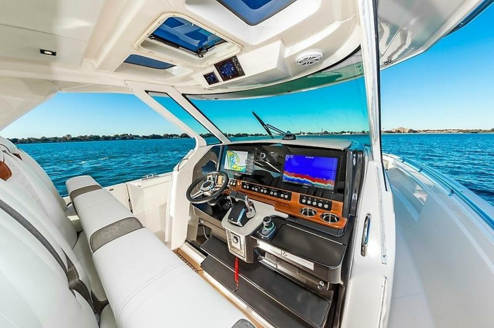 2023 Tiara Yachts 38 LS — photo 8