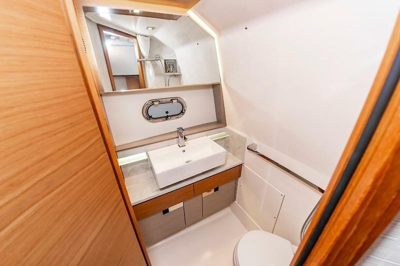 2023 Tiara Yachts 38 LS — photo 33