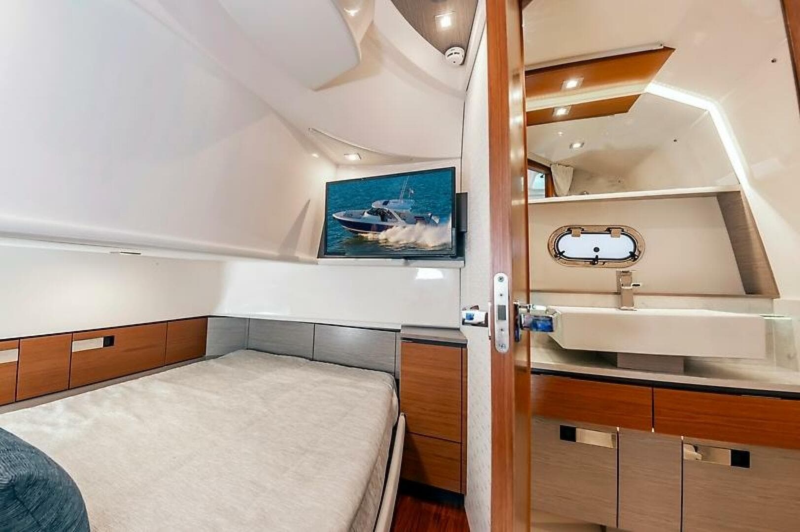 2023 Tiara Yachts 38 LS — photo 32