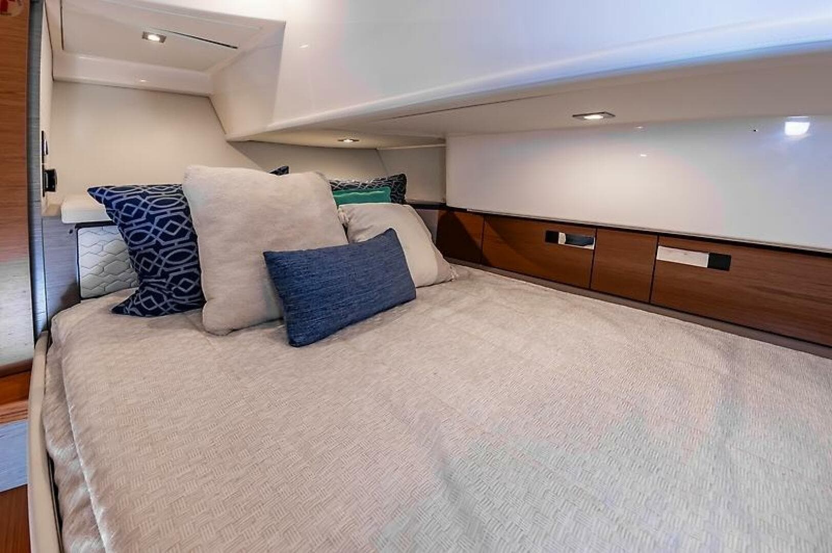 2023 Tiara Yachts 38 LS — photo 38