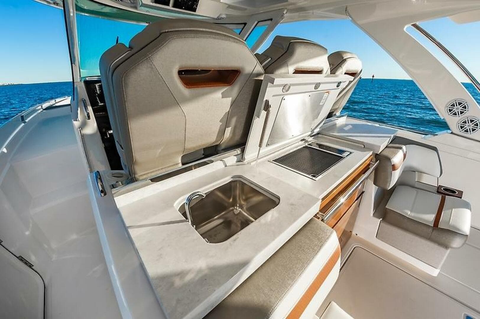 2023 Tiara Yachts 38 LS — photo 15