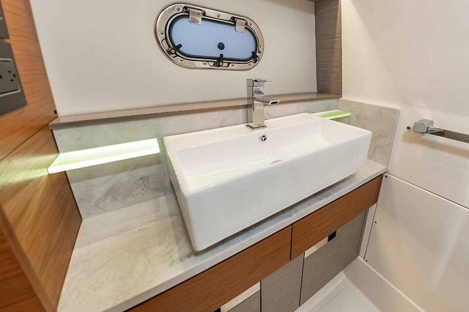 2023 Tiara Yachts 38 LS — photo 34