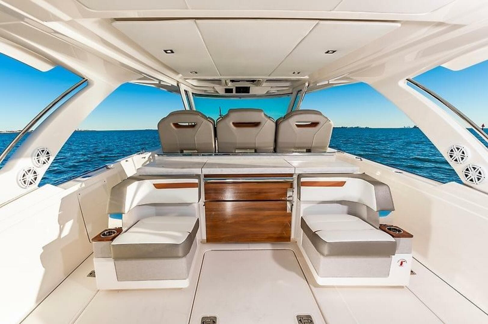 2023 Tiara Yachts 38 LS — photo 18