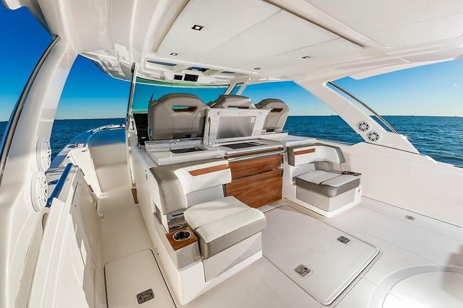 2023 Tiara Yachts 38 LS — photo 14