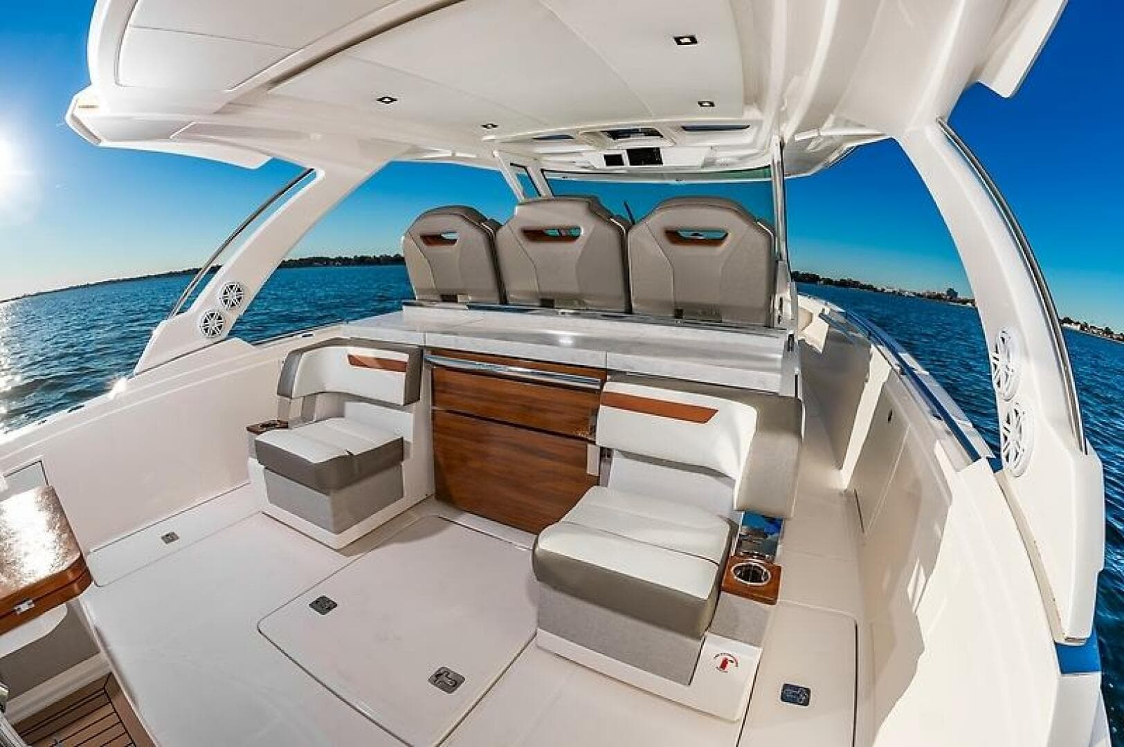 2023 Tiara Yachts 38 LS — photo 17