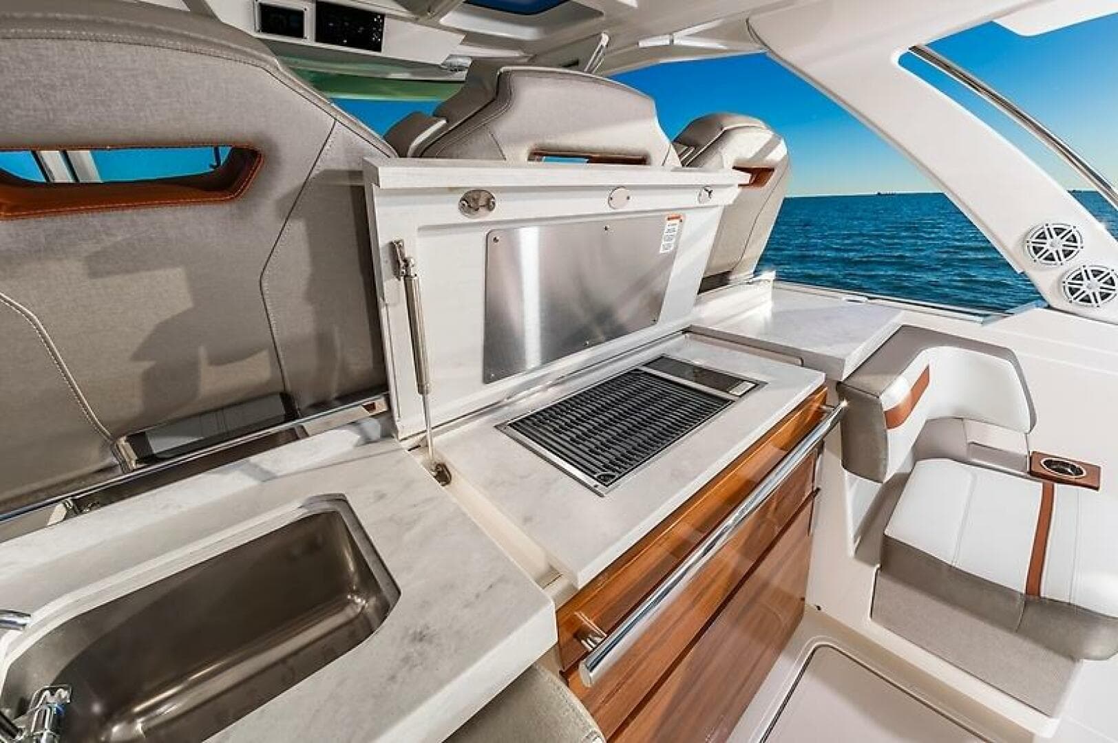 2023 Tiara Yachts 38 LS — photo 16