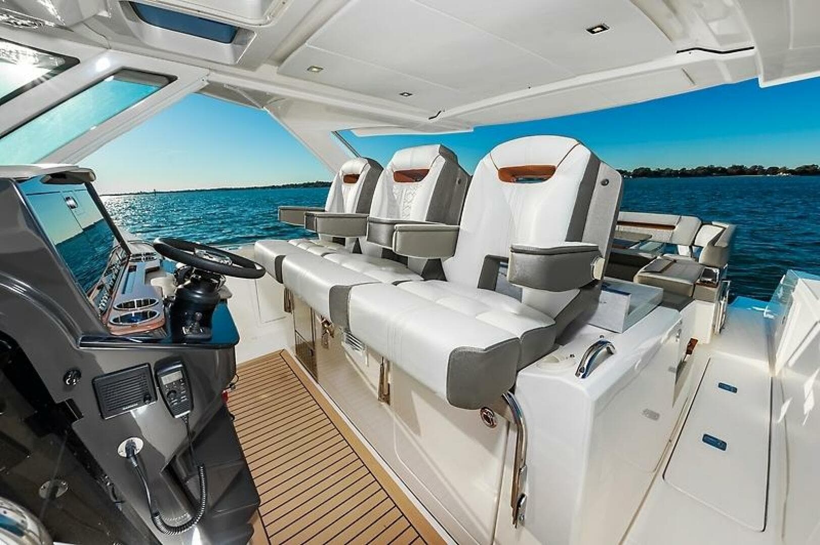 2023 Tiara Yachts 38 LS — photo 12