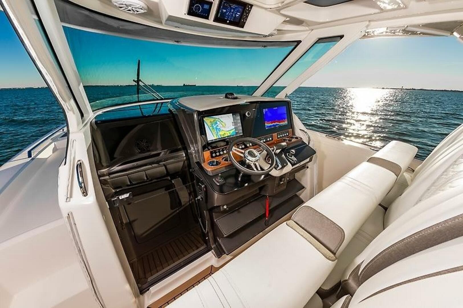 2023 Tiara Yachts 38 LS — photo 9