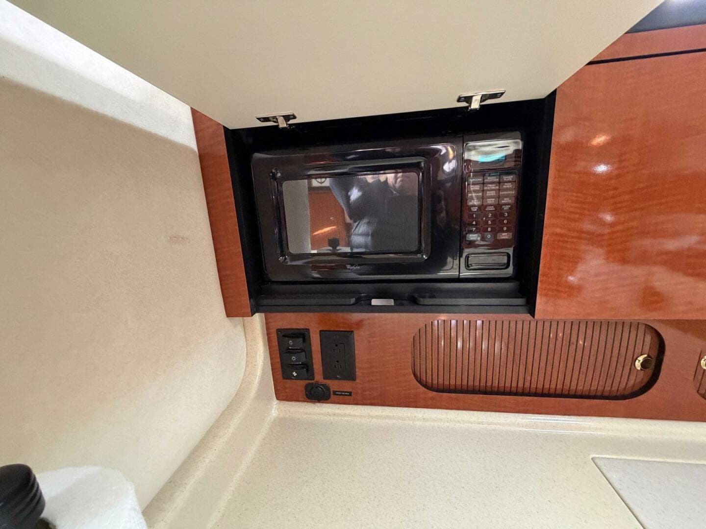 2004 Sea Ray 340 Sundancer — photo 24