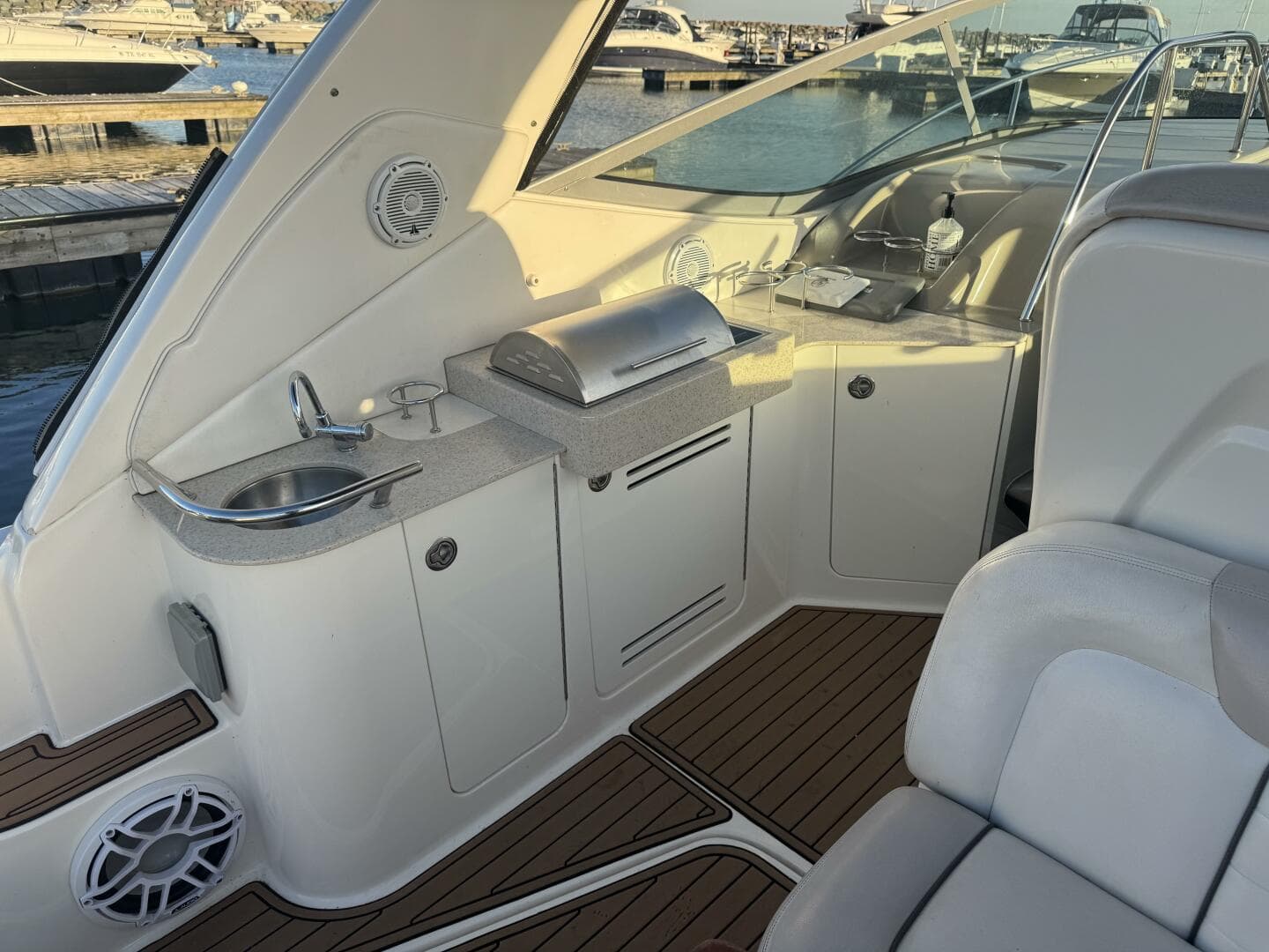 2011 Sea Ray 330 Sundancer — photo 14