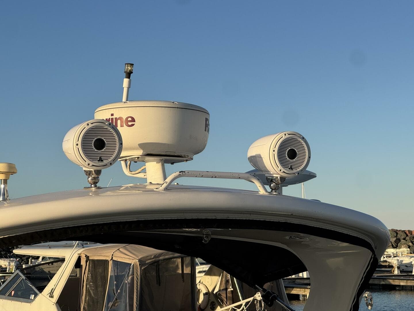 2011 Sea Ray 330 Sundancer — photo 3