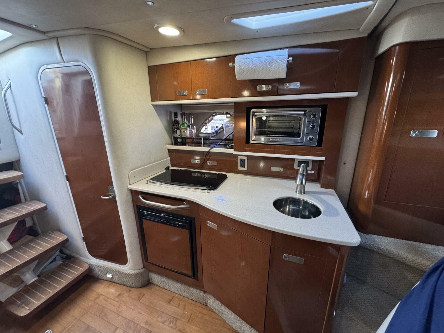 2011 Sea Ray 330 Sundancer — photo 18