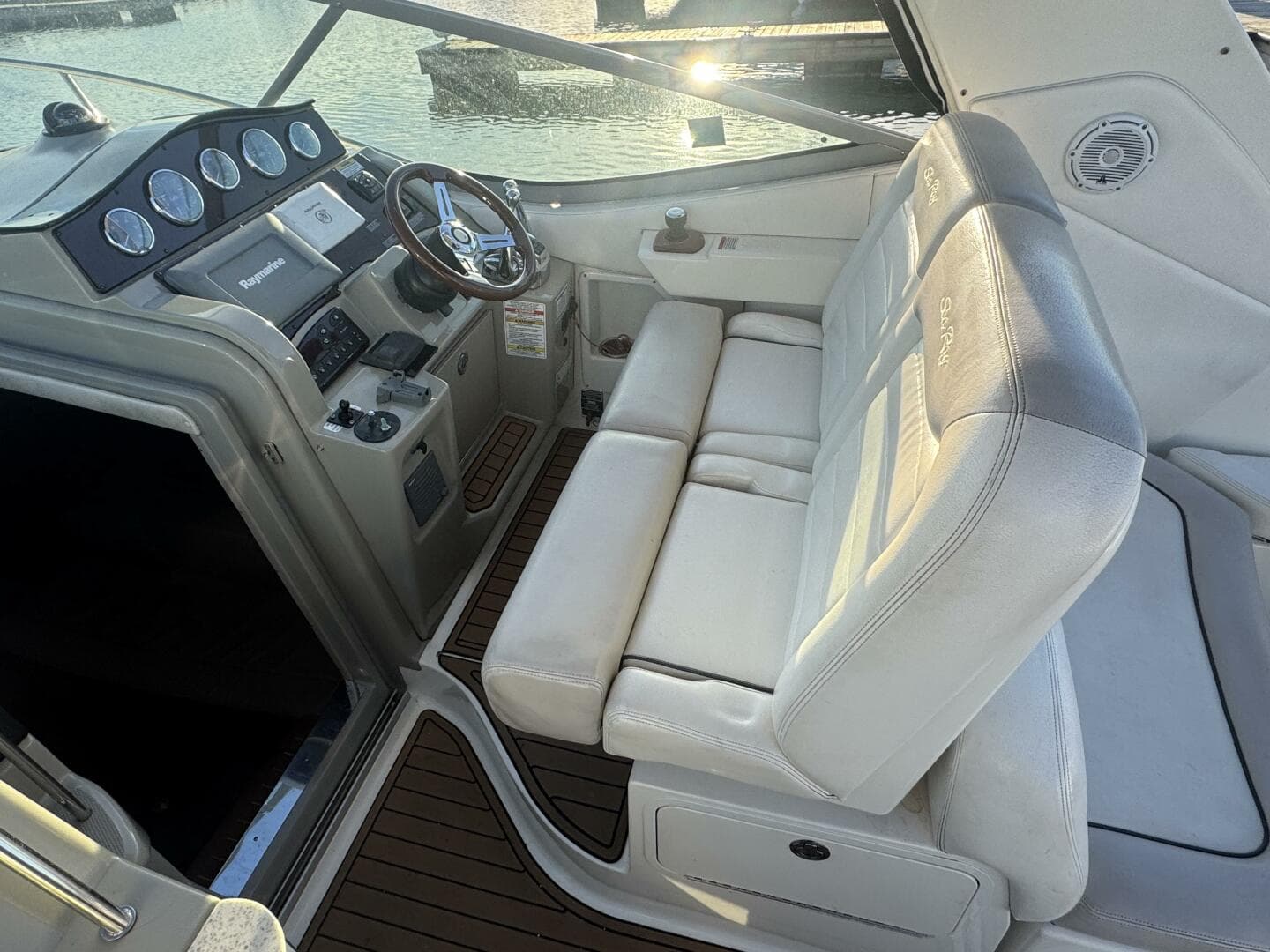 2011 Sea Ray 330 Sundancer — photo 15