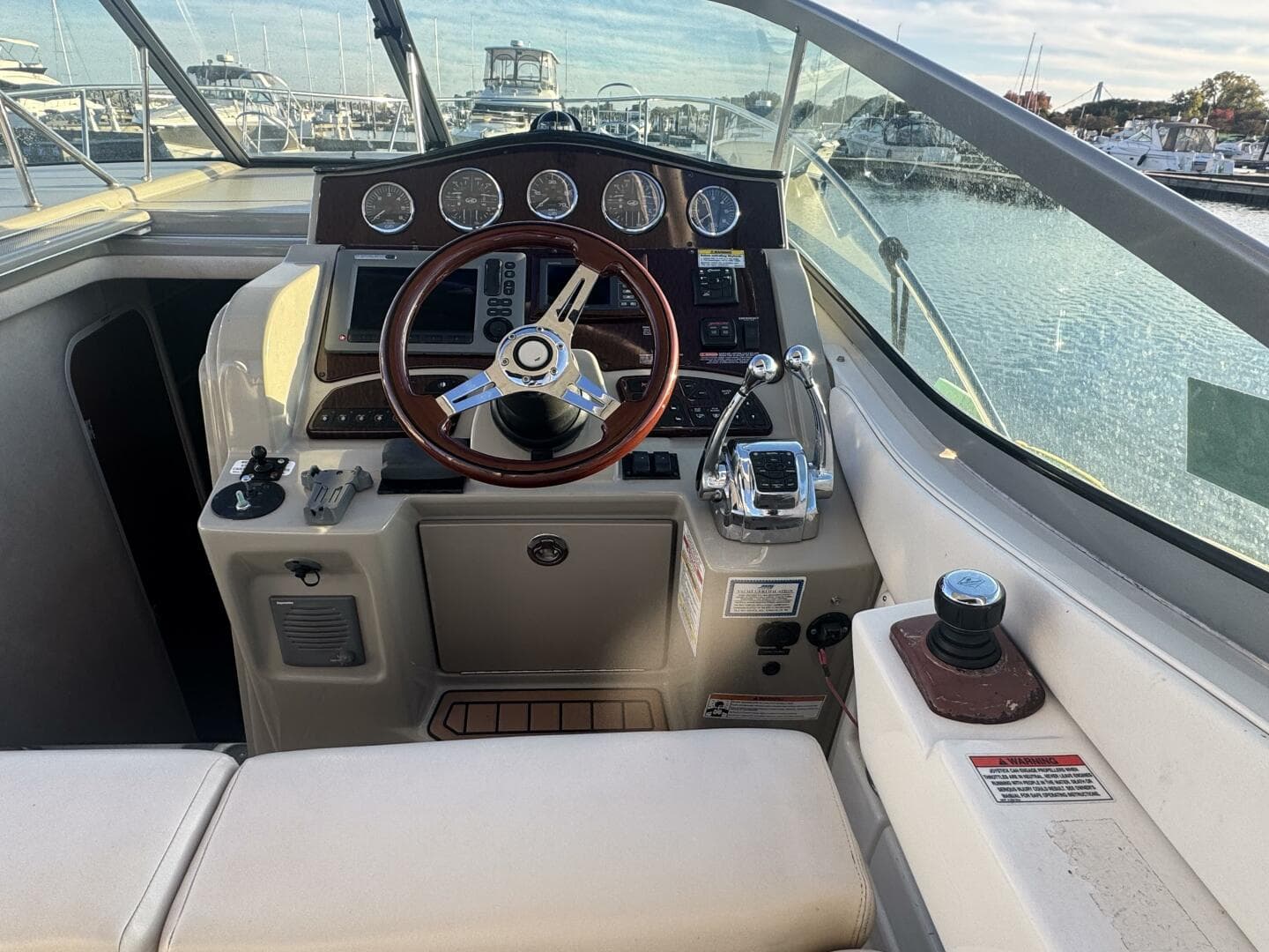 2011 Sea Ray 330 Sundancer — photo 16