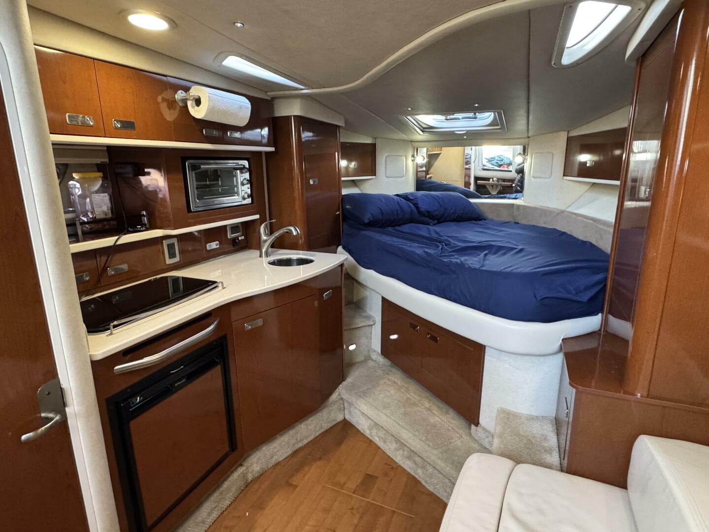 2011 Sea Ray 330 Sundancer — photo 19