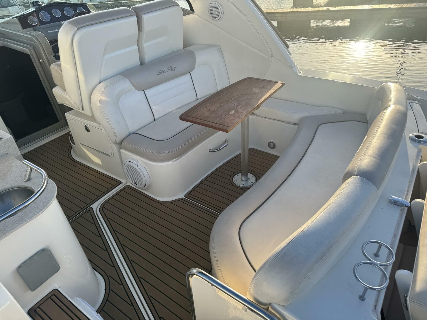 2011 Sea Ray 330 Sundancer — photo 10