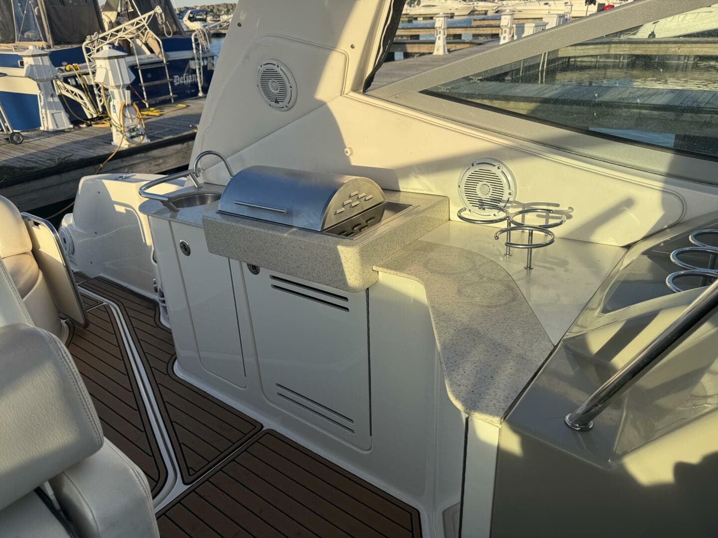2011 Sea Ray 330 Sundancer — photo 13