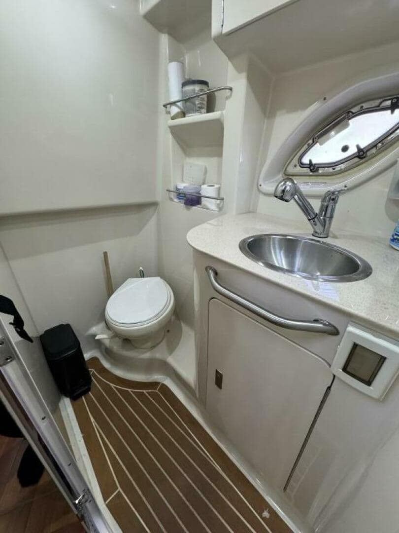 2011 Sea Ray 330 Sundancer — photo 22