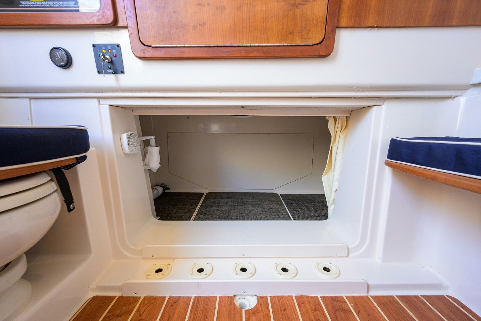 2018 Grady-White Canyon 376 — photo 48