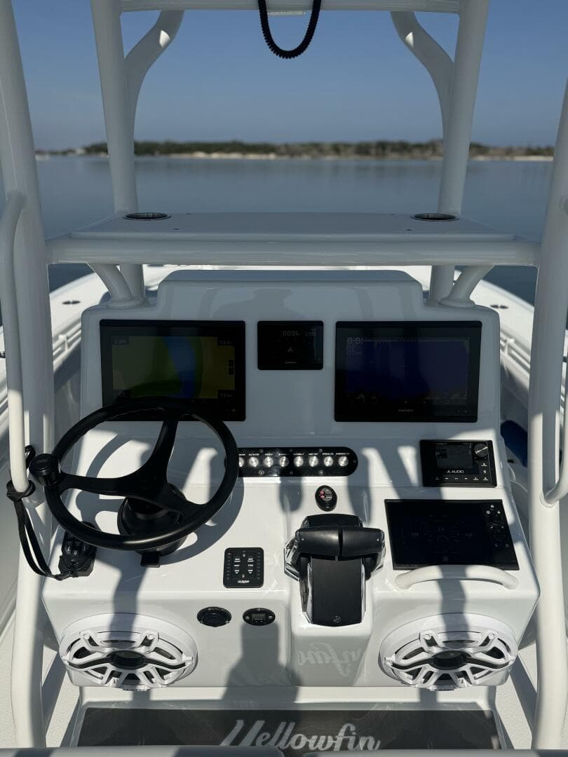 2025 Yellowfin 26 Hybrid — photo 12
