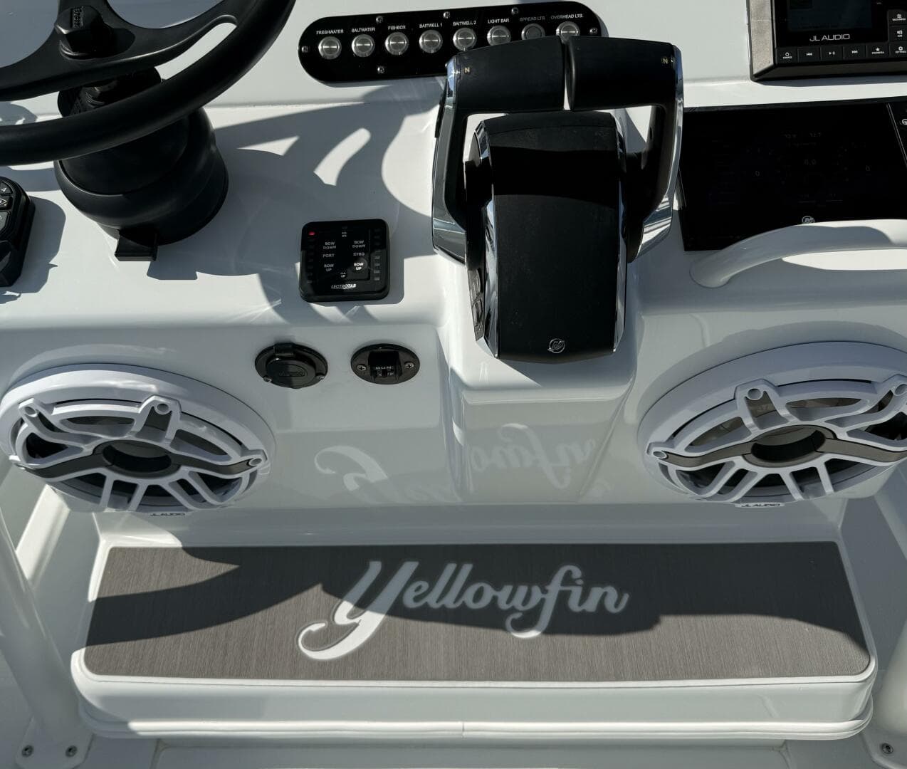 2025 Yellowfin 26 Hybrid — photo 14