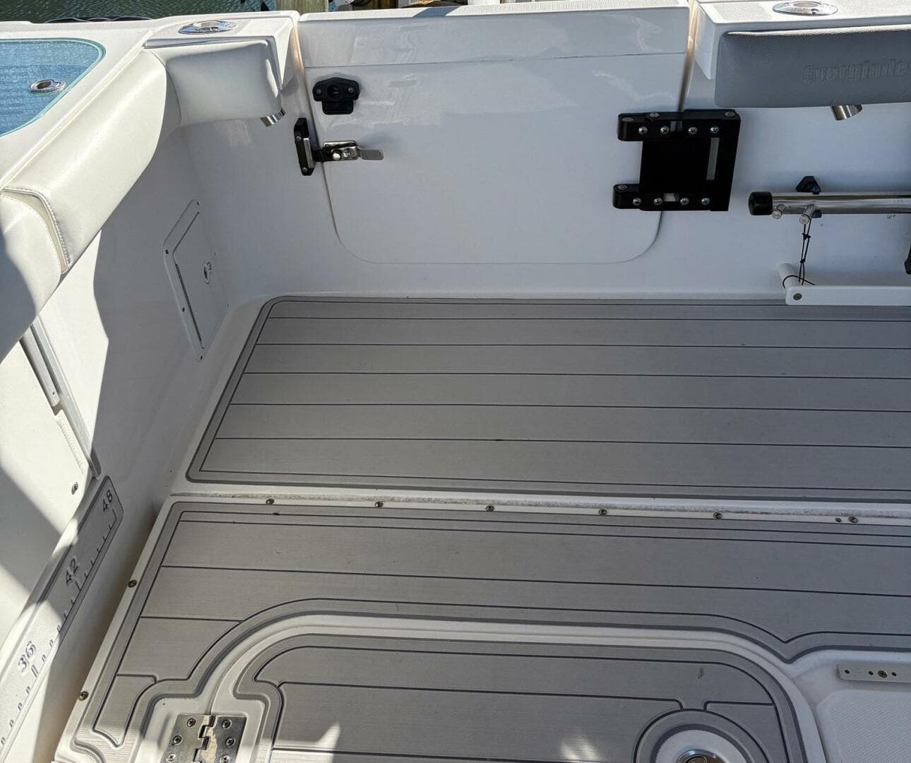 2017 Everglades 350 LX — photo 11