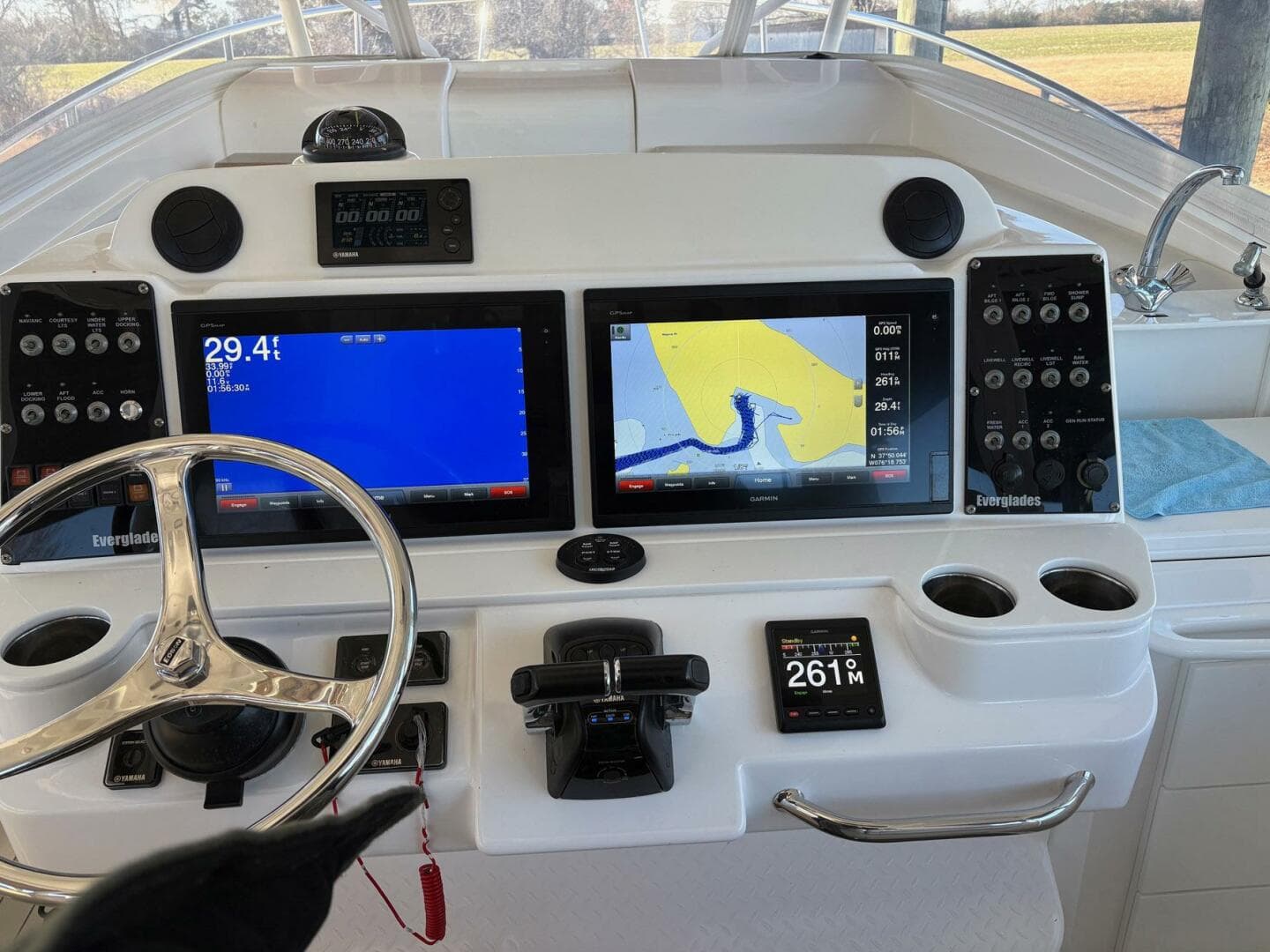 2017 Everglades 350 LX — photo 7