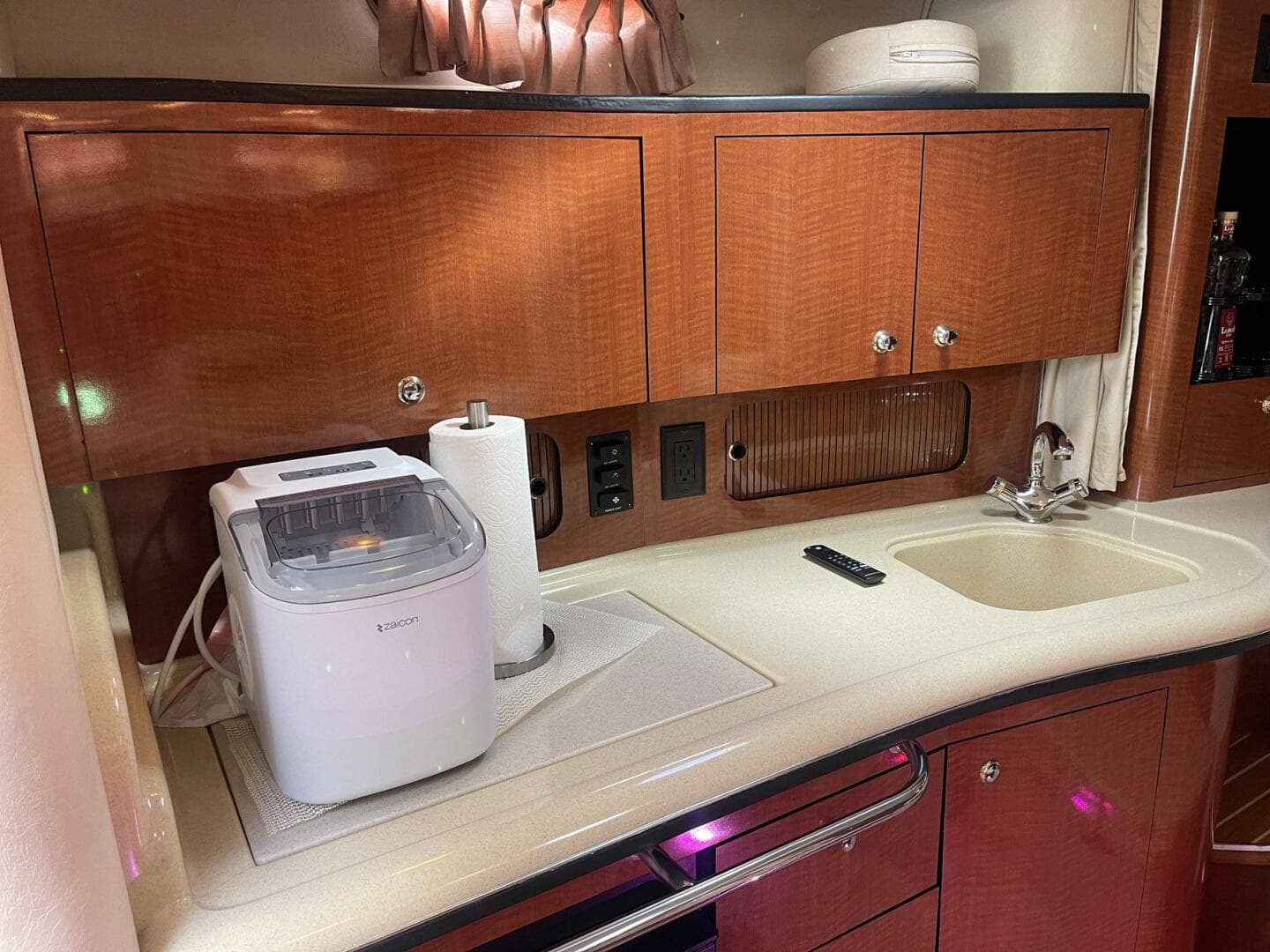 2004 Sea Ray 320 Sundancer — photo 8