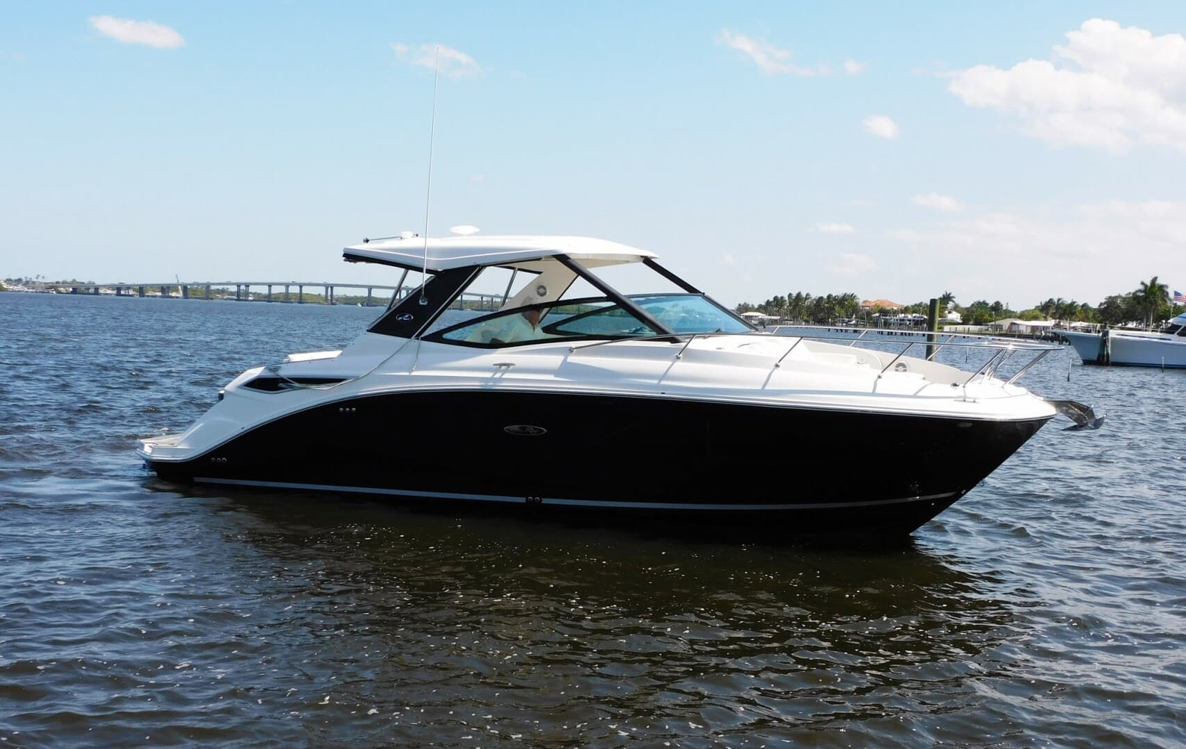 2018 Sea Ray 320 Sundancer