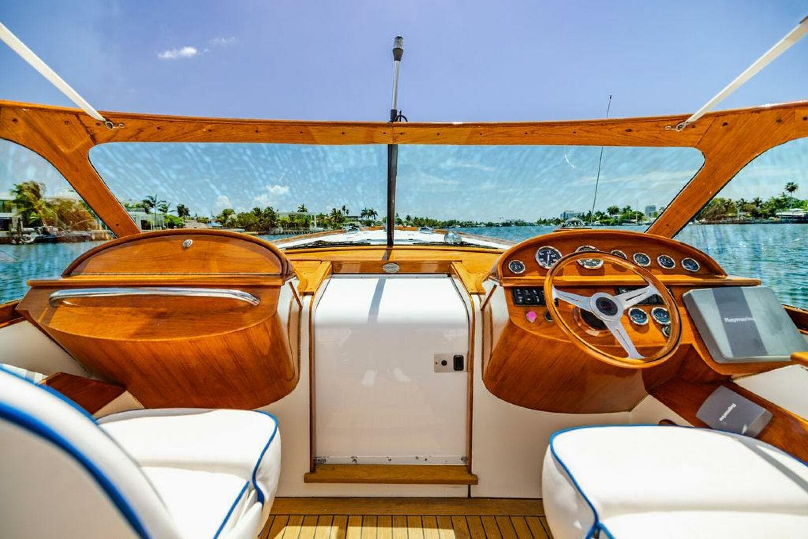 2004 Hinckley Talaria 29 R — photo 25