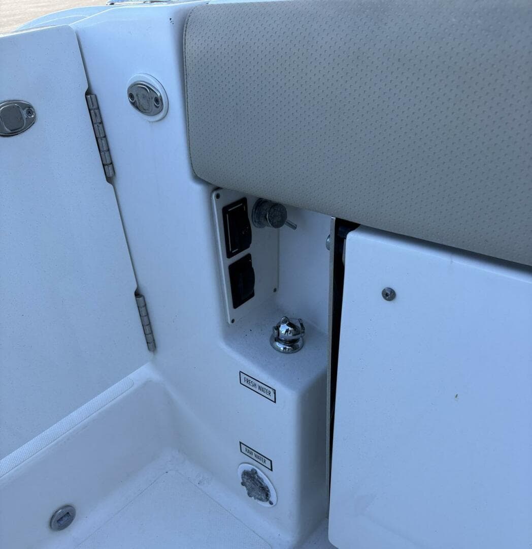 2020 Pursuit 365 DC — photo 13