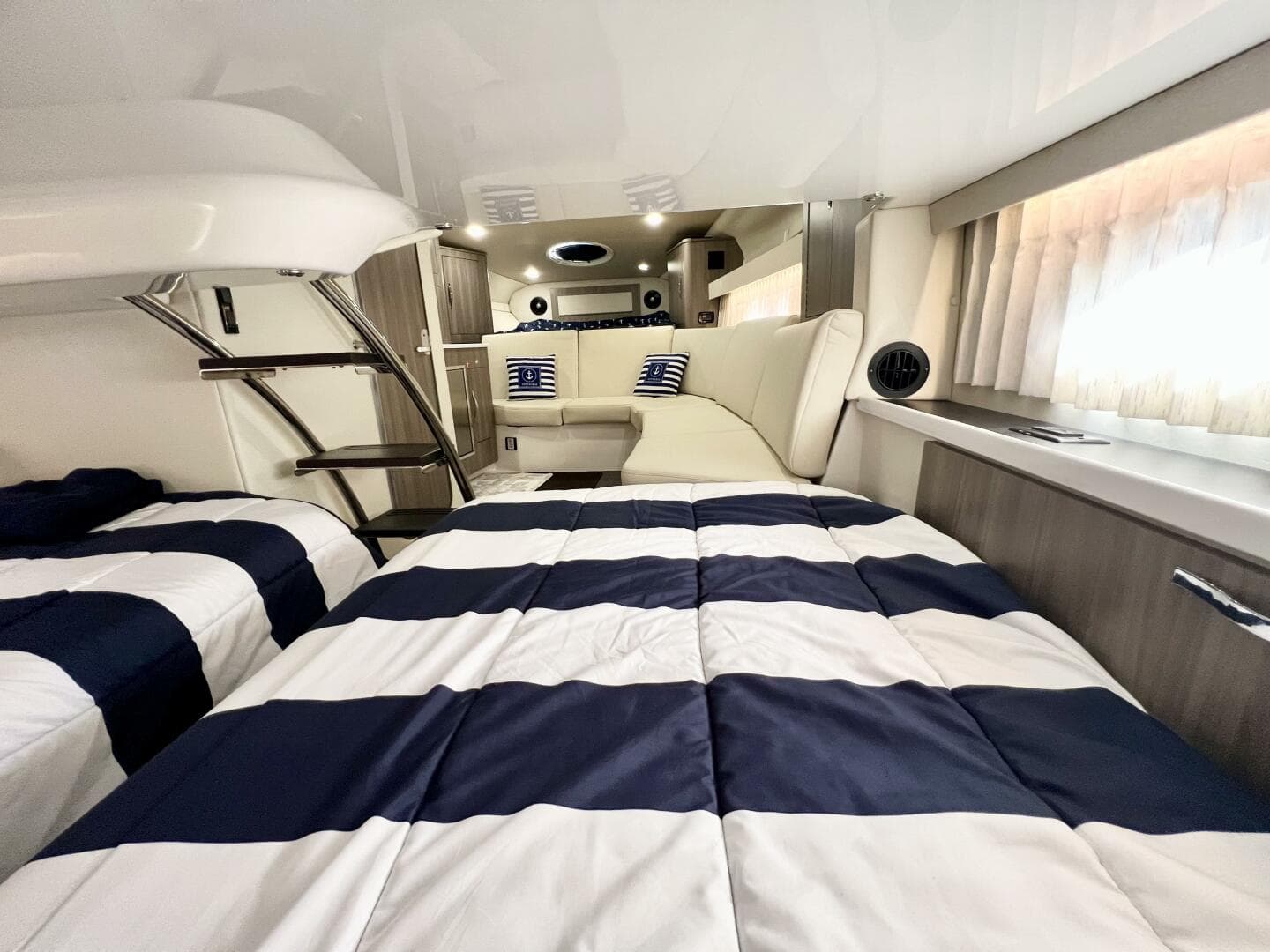 2021 Regal 33 Xo — photo 30