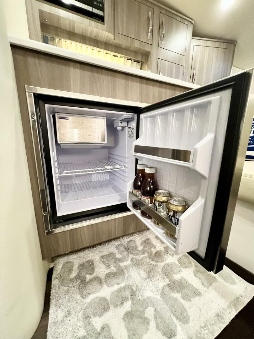 2021 Regal 33 Xo — photo 24