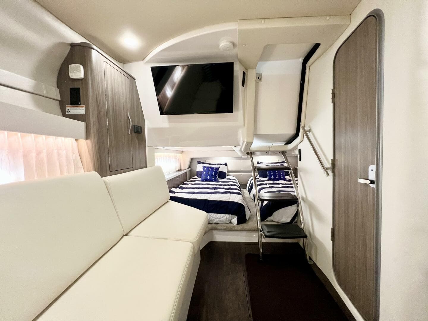 2021 Regal 33 Xo — photo 19