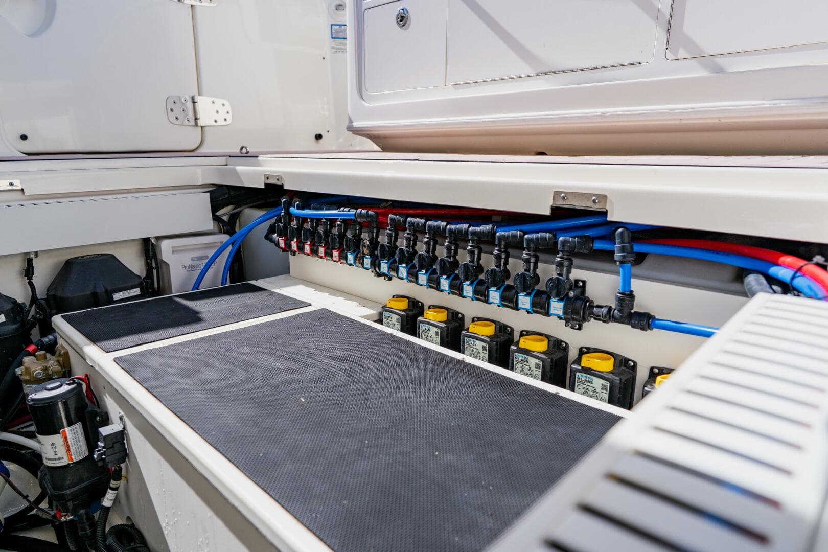 2019 Boston Whaler 380 Outrage — photo 39