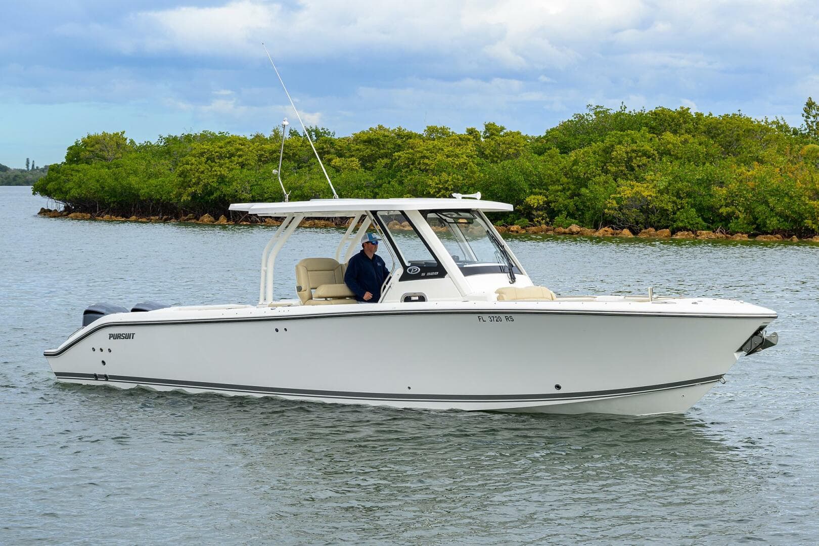 2019 Pursuit S328 — photo 17